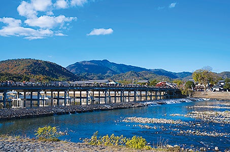 (JR広島駅発着)春色の嵯峨野トロッコ列車と嵐山屋形船と高雄の川床料理 日帰り 個人では予約困難な春のお席を確保!2